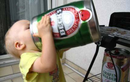 Criança bebendo um bande de Heineken