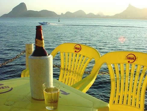 Visual para o mar do Rio de Janeiro com mesa e cadeira da Skol