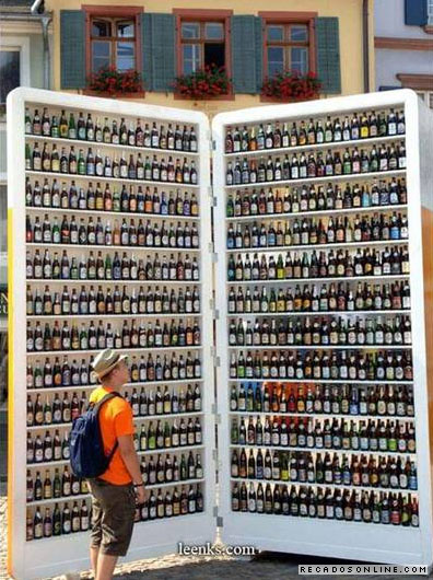 Geladeira gigante cheia de diferentes cervejas