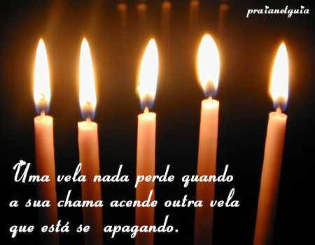 Uma vela nada perde quando a sua chama acende outra vela que está se...