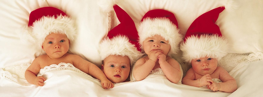 Capa para Facebook de Natal com lindos bebês deitados na cama com tocas de...